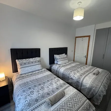 Modern Good Distance From And Airport 4people