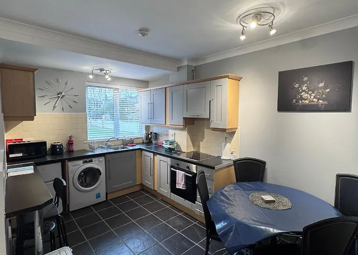 Modern Good Distance From And Airport 4people *