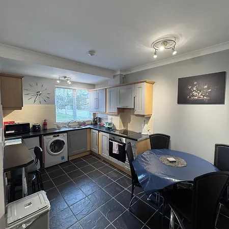 Modern Good Distance From And Airport 4people *