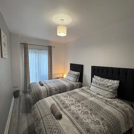 Modern Good Distance From And Airport 4people *